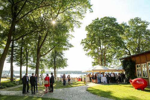 Das Veranstaltungshaus der Sparkasse am Wannsee war zum vierten Mal der sommerliche Feierort, an den das Netzwerk Unternehmertum der Freien Universität Berlin geladen hatte.