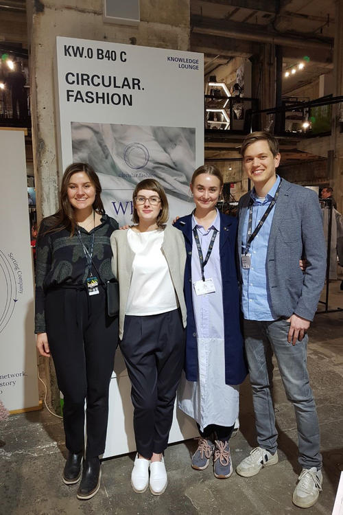 Das Team von circular.fashion: Designerin Ina Budde (2. v. l.) mit Jonna Haeggeblom, Alberte Laursen Rothenborg und Mario Malzacher (v.l.n.r.).