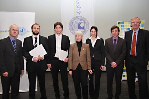 Die Preisträger umrahmt von Prof. Jochen Schiller (links), Prof. Gudrun Krämer (mitte) und Walter Rasch, Vorsitzender des Vorstands der Ernst-Reuter-Gesellschaft (rechts)