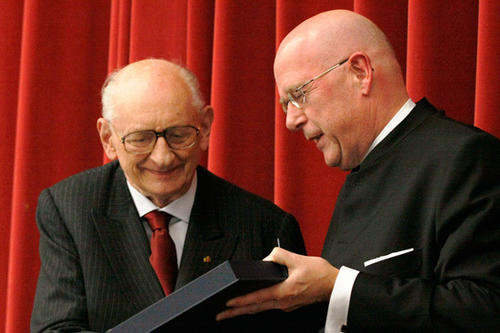 Prof. Dieter Lenzen, Präsident der Freien Universität Berlin, überreicht dem Preisträger Wladyslaw Bartoszewski den Freiheitspreis 2008