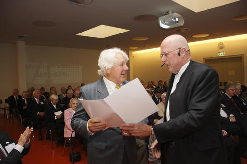 Dr. Gerhard Jodas freut sich über seine Urkunde zur Goldenen Promotion