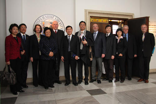 Die chinesische Delegation unter Leitung von Vize-Bildungsministerin Li Weihong (4.v.l.) mit Zhou Jialun (2.v.l.), Zhou Xuhong (6.v.l.) sowie Beamten des Bildungsministeriums vor dem Goldenen Saal der Freien Universität