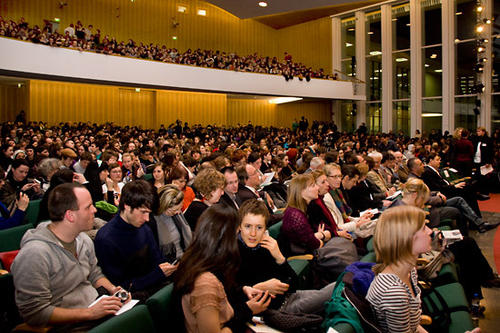 Bild: Über 2000 Gäste kamen ins Max-Kade-Auditorium zu Judith Butler und in die umliegenden Hörsäle, in die die Veranstaltung übertragen wurde