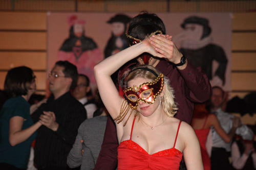 Rote Maske, rotes Kleid - und sogar der Tanzpartner im weinroten Hemd