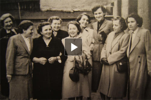Helena B.-Sz. (dritte von rechts) bei einem Treffen der Überlebenden des KZ Helmbrechts, Lodz, 50er Jahre