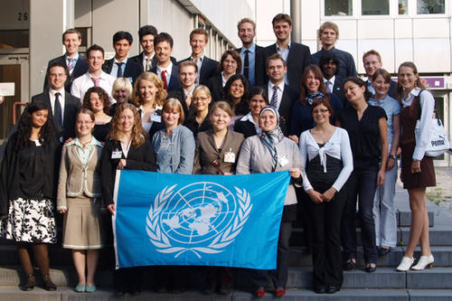 Die Model United Nations vor dem Seminarzentrum der Freien Universität