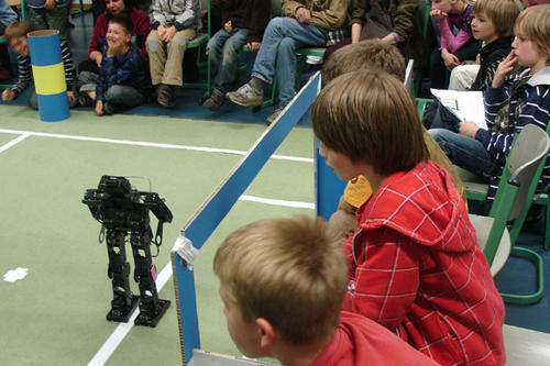 Publikumsmagnet: Humanoide Roboter spielen gegeneinander Fußball (Fachbereich Mathematik und Informatik)