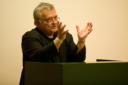 Hans-Ulrich Gumbrecht ist Mitglied des Internationalen Wissenschaftlichen Beirats der Friedrich-Schlegel-Graduiertenschule