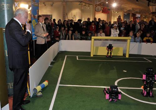 Anpfiff: Bezirksbürgermeister Norbert Knopp gibt den Startschuss für das Roboter-Fußballspiel.