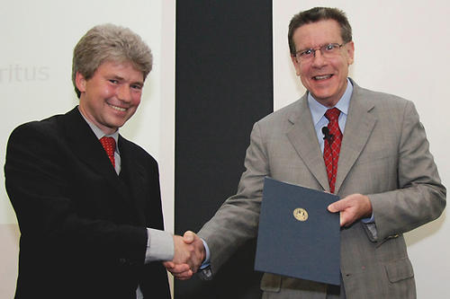 Prof. Dr. Michael Eid (links), Dekan des Fachbereichs Erziehungswissenschaft und Psychologie, überreicht Prof. Dr. Ed Diener die Urkunde