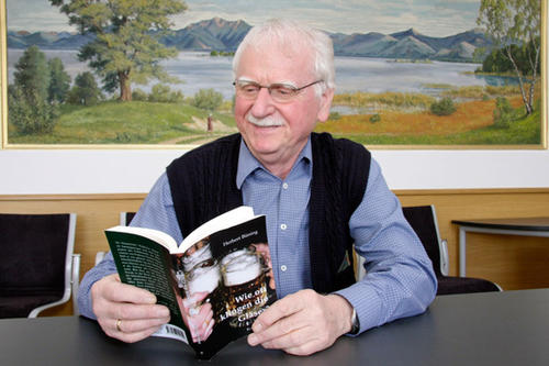 Herbert Büning, emeritierter Statistik-Professor der Freien Universität, mit seinem Kriminalroman „Wie oft klingen die Gläser?“