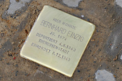 Ein Stolperstein des Kölner Bildhauers Günter Demnig erinnert in der Hittorfstraße 16 an den Kleiderfabrikanten Bernhard Einzig. Er wurde 1943 im Konzentrationslager Theresienstadt ermordet.