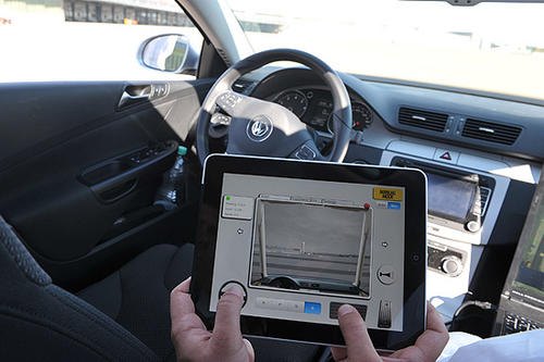 Kein Computerspiel, sondern Realität. Das Auto lässt sich auch über ein iPad, bzw.  generell über mobile Geräte, steuern.