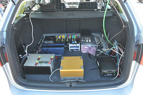 Der Bordcomputer schätzt eine Verkehrssituation mit Hilfe von drei Videokameras, mehreren Laserscannern, sowie Radar ein, und berechnet somit ein dreidimensionales Modell der Straße.