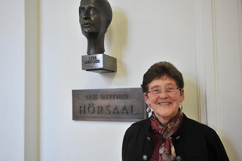Die Lise-Meitner-Biografin Ruth Lewin Sime vom Sacramento City College in Kalifornien - hier vor dem Lise-Meitner-Hörsaal - hielt den Festvortrag.