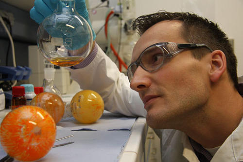 Der Chemiker Prof. Dr. Stefan Hecht forscht an der Entwicklung sogenannter „intelligenter“ Materialien