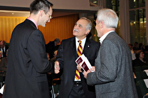 Bild: Peter Lange (Mitte), Kanzler der Freien Universität Berlin, und Chemieprofessor Dr. Klaus Roth der Freien Universität (rechts), gratulieren dem Preisträger (links)