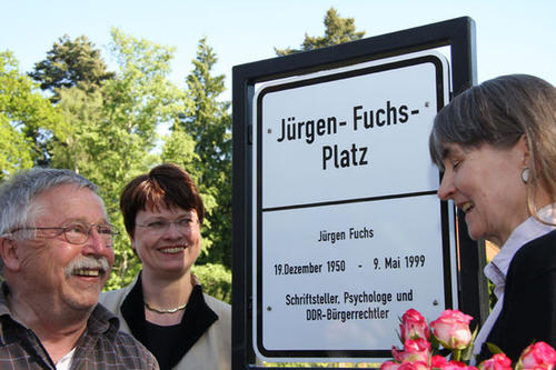 Lilo Fuchs (rechts) und Wolf Biermann (links) erinnern gemeinsam an den verstorbenen Ehemann und langjährigen Freund Jürgen Fuchs