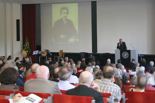 Der Physiker Albert Einstein im Hintergrund als Namensgeber der Lecture und Beispiel für Vielfalt und Virtuosität in der Wissenschaft