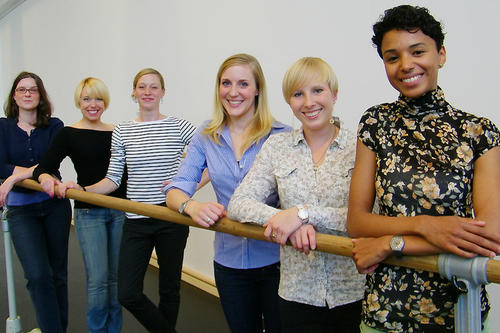 Studentinnen der Tanzwissenschaft der Freien Universität Berlin geben in der kommenden Spielzeit Einführungen zu den Vorstellungen am Staatsballett Berlin.