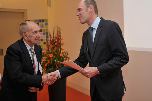 Einen doppelten Glückwunsch erhielt Dr. Gerhard Stegemann vom Universitätspräsidenten Prof. Dr. Peter-André Alt: Der promovierte Betriebswirt feierte am Tag der Feier zur Goldenen Promotion seinen 91. Geburtstag.