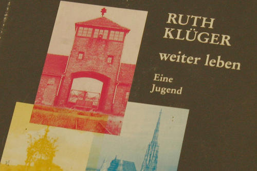 In dem 1992 erschienenen Buch "weiter leben" beschreibt Ruth Klüger ihre Kindheit und Jugend in Österreich und Deutschland unter den Nationalsozialisten. Sie überlebte drei Konzentrationslager, 1945 gelang ihr, noch vor Kriegsende, die Flucht.