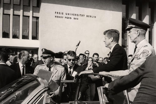 John F. Kennedy wurde anlässlich seines Besuches am 26. Juni 1963 die Ehrenbürgerwürde der Freien Universität verliehen.