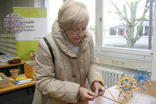 Mathematiklehrerin Marianne Piontek-Lachmund testet die Spiegel-Experimente für ihre Schulklasse.