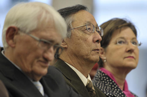 Professor Ken'ichi Mishima zwischen seinem Laudator, Professor Jürgen Habermas (links), und Professorin Irmela Hijiya-Kirschnereit