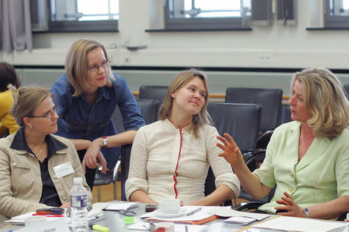 Frauen in der Wissenschaft fördern: ProFiL-Koordinatorin Dorothea Jansen mit Teilnehmerinnen des Jahrgangs 2006.