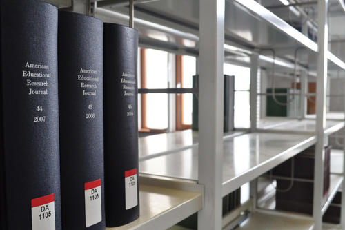 Viele der Fachzeitschriften und Bücher der Erziehungswissenschaftlichen Bibliothek sind bereits umgezogen: an die Van't-Hoff-Straße 6. Dort startet der Betrieb am 20. August