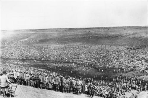 Tausende sowjetische Kriegsgefangene auf freiem Feld in den besetzten Ostgebieten, August 1942.