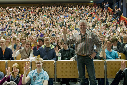 Der Star Trek-Vortrag von Hubert Zitt an der Universität Magdeburg zog am 25. April mehr als 750 Studierende ins deutlich überfüllte Audimax.