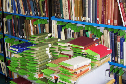 2000 Bücher sollten im Monat und pro Bibliothek bearbeitet werden, um bis zum Frühjahr 2015 fertig zu sein