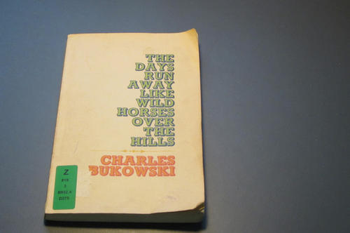Rückgabe nach 37 Jahren: Der Gedichtband von Charles Bukowski ist nun wieder in der Bibliothek des John-F.-Kennedy-Instituts verfügbar.