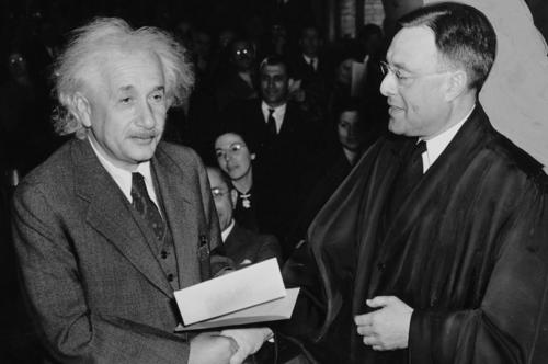 Weltbürger: Am 1. Oktober 1940 erhielt Einstein von Richter Phillip Forman die Urkunde über die amerikanische Staatsbürgerschaft. Außerdem war er Schweizer, den deutschen Pass hatte Einstein 1933 mit der Machtergreifung Hitlers abgegeben.