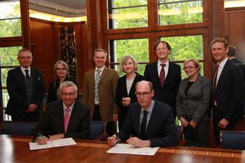 Die Präsidenten der beiden Partnerhochschulen, Stephen Toope (l.) und Peter-André Alt, unterzeichnen die Strategische Partnerschaft.