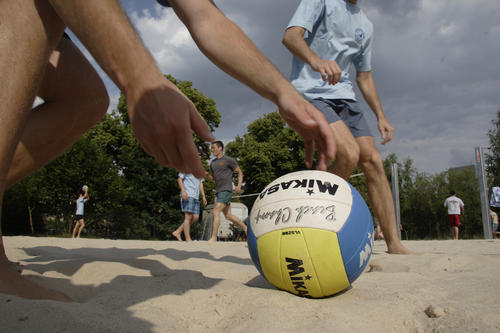Vom 23. bis 25. Juni heißt es wieder: baggern, pritschen, schmettern! In diesem Jahr richtet die Zentraleinrichtung Hochschulsport der Freien Universität die Deutsche Hochschulmeisterschaft im Beachvolleyball aus.