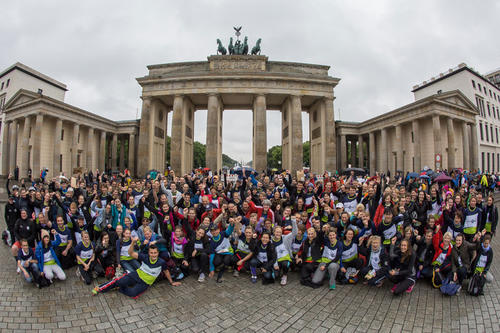 Fototermin vorm Brandenburger Tor: Viele Sportler der Freien Universität waren dem Aufruf gefolgt, um 18.30 Uhr für ein Gruppenbild zu posieren.