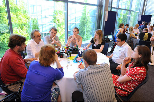 Matteo Valleriani vom Max-Planck-Institut für Wissenschaftsgeschichte im Gespräch über „New Media and Teaching“ mit Teilnehmern der Auftaktveranstaltung im Juni 2013.