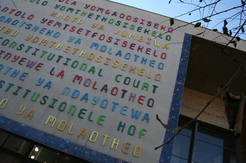 Eingang des Verfassungsgerichts in Johannesburg, Südafrika.