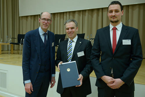Professor Rainer Haag (mi.) und Student Leonard Urner (re.) werden von Universitätspräsident Professor Peter-André Alt (li.) mit dem Lehrpreis 2014 ausgezeichnet.