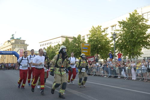 In schwerer Montur: Die Feuerwehrmänner kamen in Arbeitskleidung. Das wurde vom Pubilikum mit lautem Beifall honoriert.