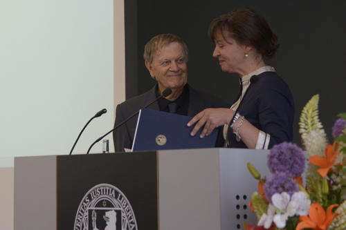 Hayden White nimmt die Urkunde zur Ehrendoktorwürde von Professorin Claudia Olk entgegen, Dekanin des Fachbereichs Philosophie und Geisteswissenschaften.