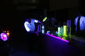 Faszinierende Reise durch die Welt der Lumineszenz: Am Institut für Chemie und Biochemie experimentierten Wissenschaftler mit leuchtenden Flüssigkeiten.