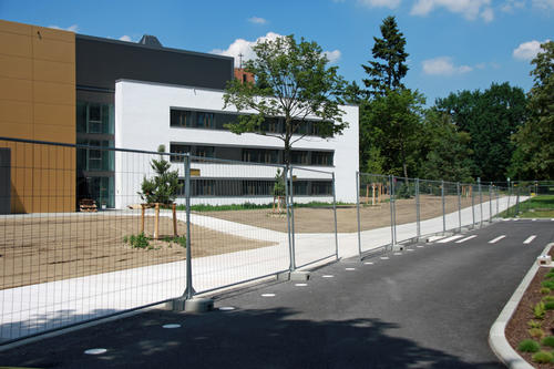 Vor dem Neubau für Präzisionslaboratorien der Max-Planck-Gesellschaft setzt sich der Betonweg bis hin zum Faradayweg fort.
