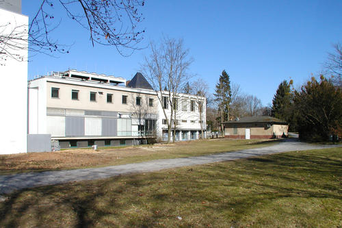 Für die Umgestaltung musste das kaum noch genutzte Radiumhaus (rechts im Bild) abgerissen werden.