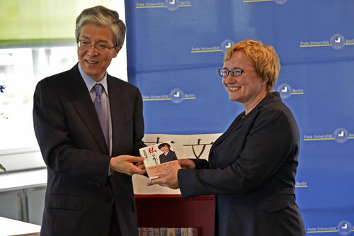 Seine Exzellenz Takeshi Yagi mit der Japanologie-Professorin Verena Blechinger-Talcott 