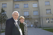 Stanislaw Kubicki, im Bild mit Ehefrau Petra, feierte in diesem Jahr 90. Geburtstag. Das Gebäude hinter ihm ist die Boltzmannstraße 3, das erste Gebäude der Freie Universität. Es wurde in diesem Jahr 100.