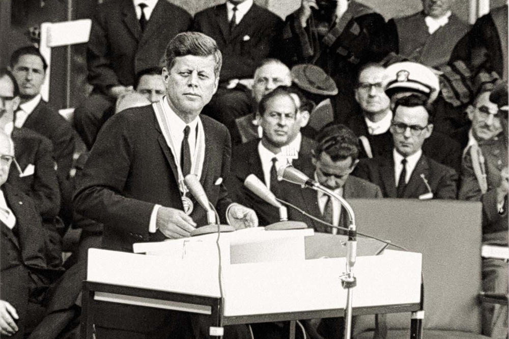 John F. Kennedy am 26. Juni 1963 bei seiner Rede vor dem Henry-Ford-Bau an der Freien Universität Berlin.